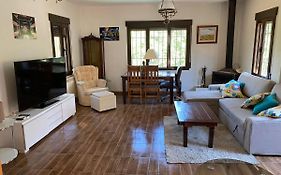 Chalet Dani con parcela privada a 8min de Puy Du Fou